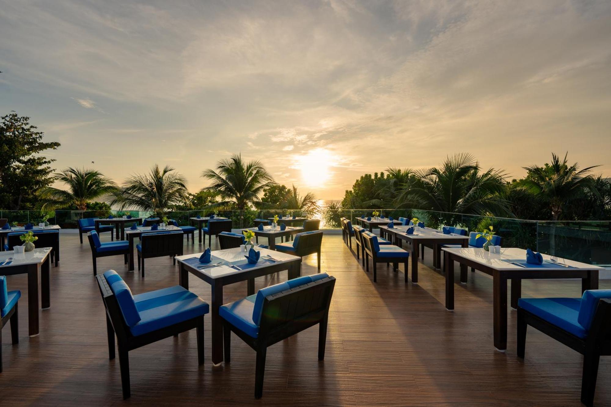 La Flora Resort Patong Екстериор снимка