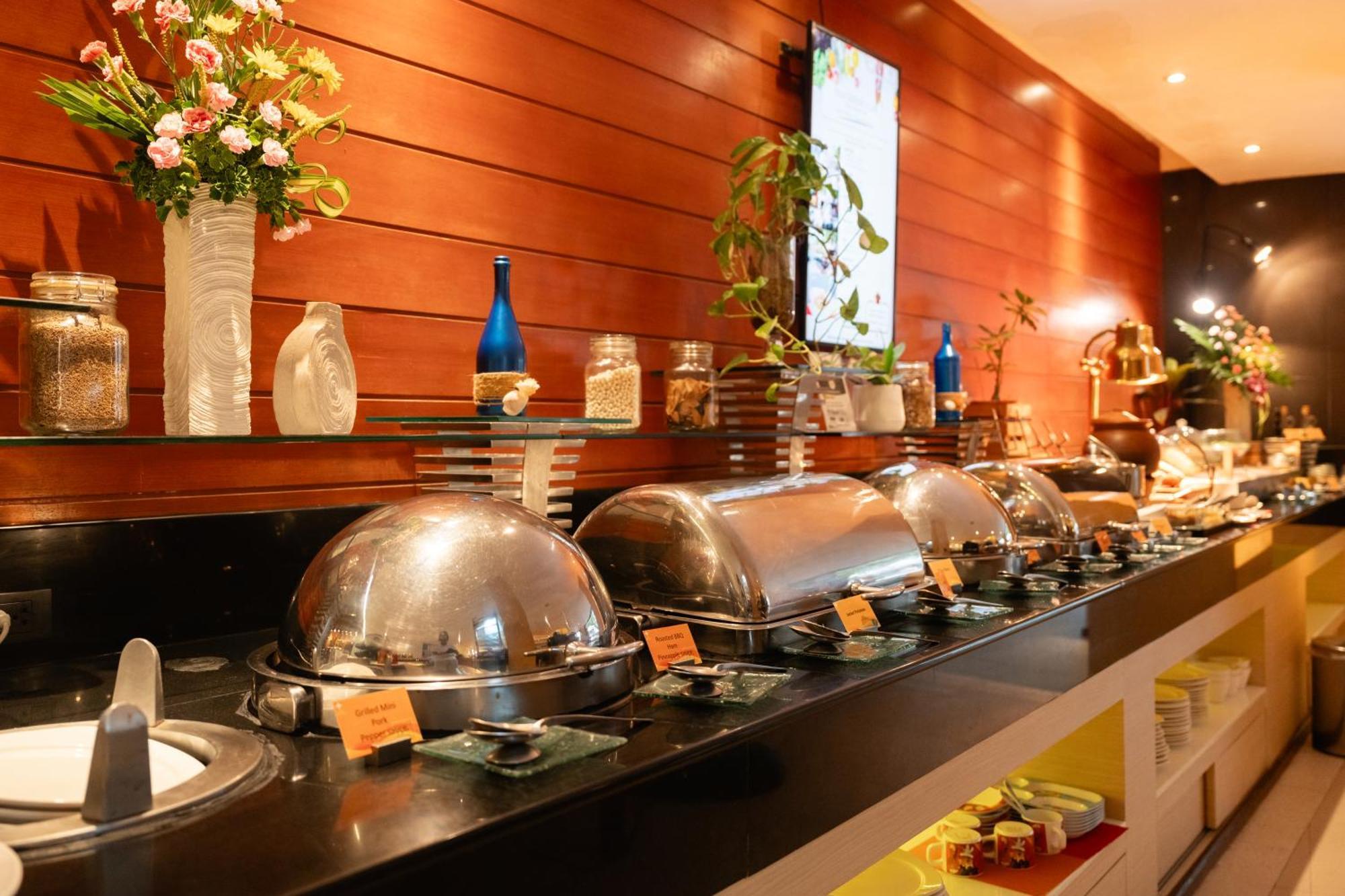 La Flora Resort Patong Екстериор снимка