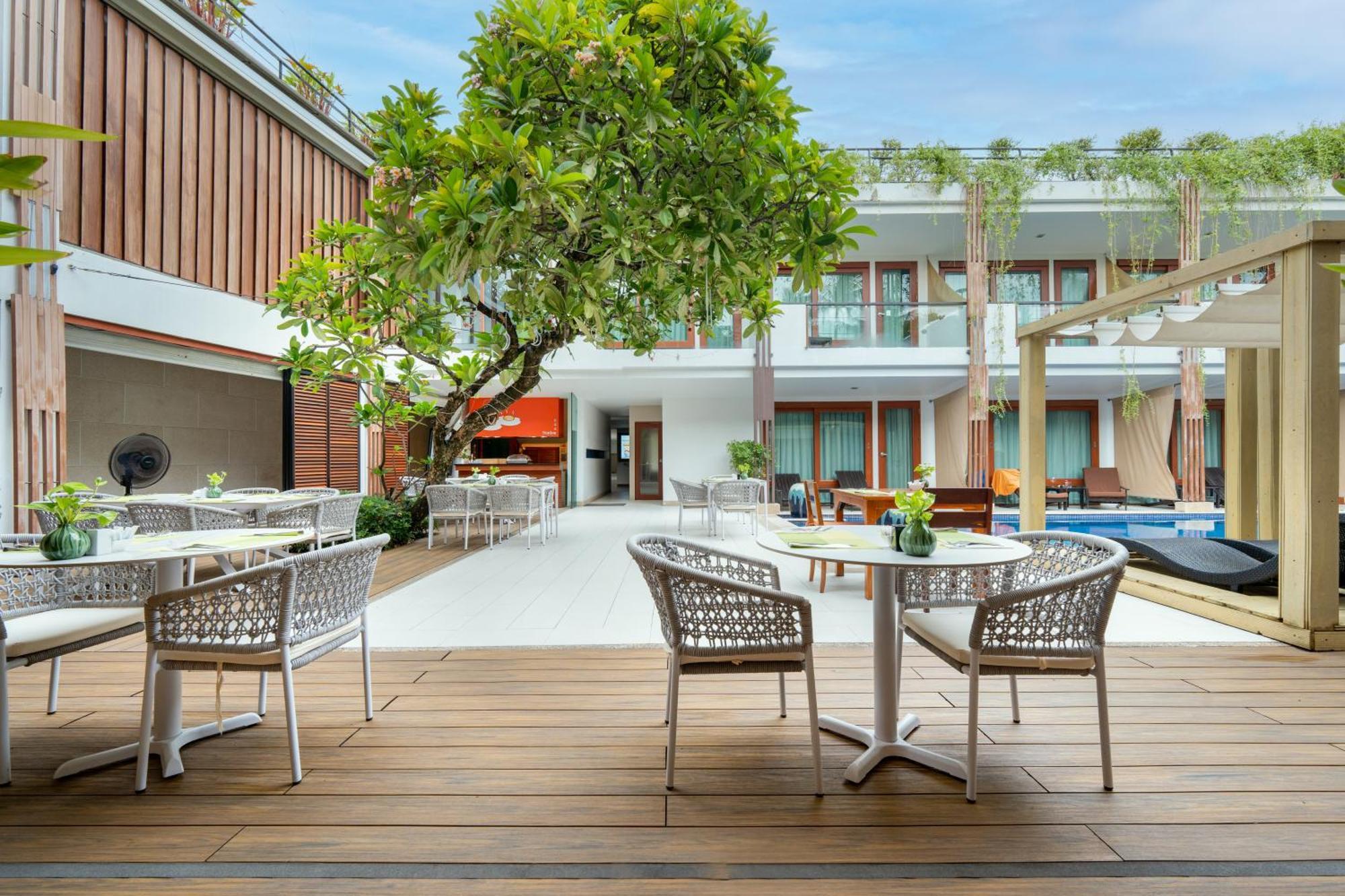 La Flora Resort Patong Екстериор снимка